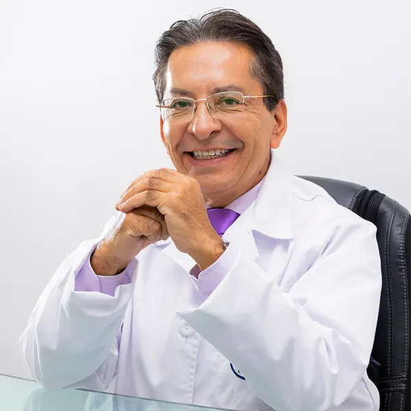 Img-cirujano-plastico-en-bogota-Nosotros-Dr.-Carlos-Camacho-2025